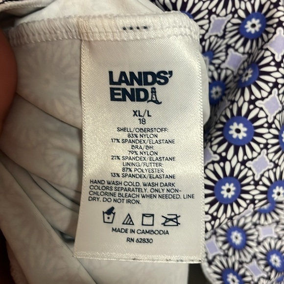 Lands’ End size XL/L blue and white floral swimsuit top with adjustable straps - Picture 6 of 6